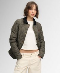 Superdry Kurtka ocieplana z ozdobą z sztruksu — slim fit – olive Khaki. Zielone kurtki damskie Superdry, z aplikacjami, z bawełny, bez kaptura. Za 603.00 zł.
