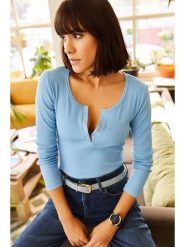 Olalook Koszulka w kolorze błękitnym rozmiar: XL. Niebieskie koszulki damskie Olalook, xl, bez wzorów, bez kołnierzyka, bez ramiączek. Za 46.45 zł.