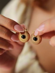 L'Atelier de Gaia Pozłacane kolczyki z onyksami rozmiar: onesize. Czarne kolczyki damskie L'Atelier de Gaia, z onyksem, pozłacane. Za 43.99 zł.