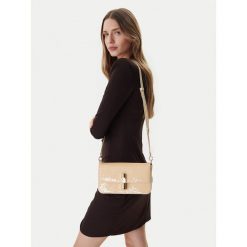 Torebka Furla. Białe listonoszki damskie Furla, bez wzorów, bez dodatków. Za 949.99 zł.