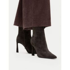 Botki GINO ROSSI. Brązowe botki damskie Gino Rossi, bez obcasa, na słupku, bez zapięcia. Za 479.99 zł.