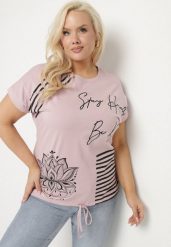 Jasnofioletowy T-shirt Ozdobiony Napisem i Paskami Olirvenia. Fioletowe t-shirty damskie Born2be, xl, bez wzorów, z jeansu, bez kołnierzyka. Za 39.99 zł.