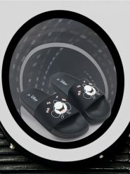 Klapki Myszka Miki - czarny. Czarne klapki damskie Sinsay, bez wzorów, bez obcasa, bez zapięcia. Za 39.99 zł.