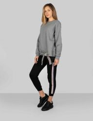 Trussardi Sport Spodnie | 44P00019 | Kobieta | Czarny. Czarne spodnie sportowe damskie TRUSSARDI, m, bez wzorów, z bawełny. W wyprzedaży za 249.00 zł.