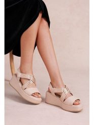 Foreverfolie Sandały w kolorze beżowym na koturnie rozmiar: 38. Brązowe sandały damskie Foreverfolie, bez wzorów, z otwartym noskiem, bez obcasa, na koturnie, bez zapięcia. Za 113.99 zł.