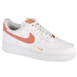 Buty sportowe Sneakersy damskie, Air Force 1 07 Essential. Białe obuwie sportowe casual damskie Nike, ze skóry, bez zapięcia. Za 499.99 zł.