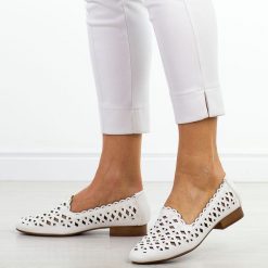 Białe ażurowe półbuty damskie Jezzi Asa222-8. Białe półbuty damskie Jezzi, na jesień, w ażurowe wzory, ze skóry, bez obcasa, na płaskiej podeszwie, bez zapięcia. Za 209.00 zł.