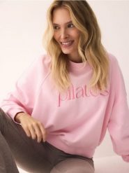 Bawełniana bluza z napisem - pastelowy róż. Czerwone bluzy damskie Reserved, l, bez wzorów, z bawełny, bez kaptura. W wyprzedaży za 59.99 zł.