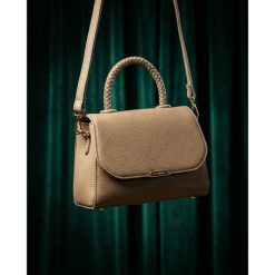 Torebka damska mała beżowa listonoszka do ręki lub na ramię skóra ekologiczna Peterson PTN MX01-F. Brązowe kuferki damskie Peterson, bez wzorów, ze skóry ekologicznej, do ręki, małe, bez dodatków. Za 94.99 zł.