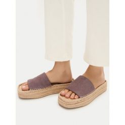 Klapki Calvin Klein. Brązowe klapki damskie Calvin Klein, bez wzorów, bez obcasa, bez zapięcia. Za 262.99 zł.