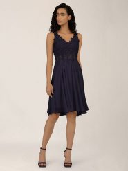 APART Sukienka w kolorze granatowym rozmiar: 42. Niebieskie sukienki damskie Apart, bez wzorów, z koronki, bez ramiączek. Za 197.45 zł.
