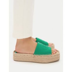 Klapki Calvin Klein. Zielone klapki damskie Calvin Klein, bez wzorów, bez obcasa, bez zapięcia. Za 233.99 zł.