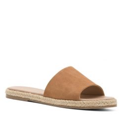 Klapki Lasocki. Brązowe klapki damskie Lasocki, bez wzorów, bez obcasa, bez zapięcia. Za 83.99 zł.
