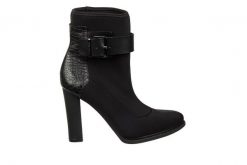 Botki Calvin Klein July Black 098033, Czarny, Skóra naturalna - 37. Czarne botki damskie Calvin Klein, z gumy, eleganckie, bez obcasa, na słupku, bez zapięcia. W wyprzedaży za 314.10 zł.