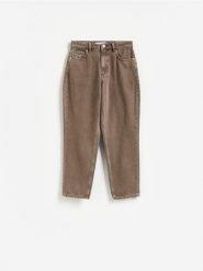 Jeansy mom fit z wysokim stanem - brązowy. Brązowe jeansy damskie Reserved, z podwyższonym stanem. Za 129.99 zł.