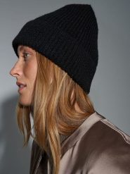 OPUS Czapka beanie w kolorze czarnym rozmiar: onesize. Czarne czapki damskie Opus, bez wzorów, z materiału. Za 52.99 zł.