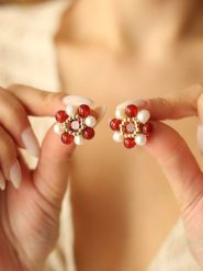 Pierres delicates Pozłacane kolczyki-wkrętki z perłami i koralami rozmiar: onesize. Białe kolczyki damskie Pierres delicates, z koralem, pozłacane. Za 69.99 zł.