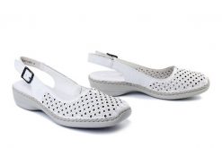 RIEKER 41350-80 white, półbuty letnie damskie. Białe półbuty damskie Rieker, na lato, w ażurowe wzory, bez obcasa, na koturnie, bez zapięcia. Za 231.92 zł.