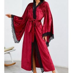 Szlafrok maxi z miękkiego materiału na chłodne wieczory Diamanta. Czarne szlafroki damskie Intica, bez wzorów, z materiału, bez kaptura. Za 169.00 zł.