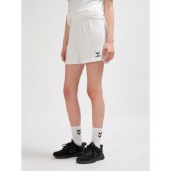 Szorty damskie Hummel Essential. Białe spodenki sportowe damskie Hummel, bez wzorów, do piłki nożnej. Za 123.50 zł.