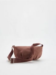 Saszetka crossbody - brudny róż. Czerwone nerki i saszetki damskie Reserved, bez wzorów, z tkaniny. W wyprzedaży za 79.99 zł.
