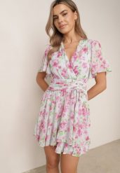 Różowa Taliowana Sukienka z Kopertowym Dekoltem i Falbankami w Kwiatowy Print Eusinos. Czerwone sukienki damskie Born2be, bez wzorów, casualowe, bez ramiączek. Za 179.99 zł.