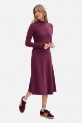 Bawełniana sukienka dzianinowa z golfem rozkloszowana fiolet. Sukienki damskie Bewear, bez wzorów, z bawełny, biznesowe, bez ramiączek. Za 269.00 zł.