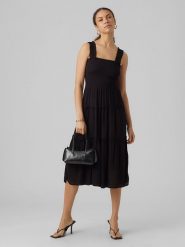 Vero Moda Sukienka w kolorze czarnym rozmiar: XS. Czarne sukienki damskie Vero Moda, bez wzorów, z wiskozy, klasyczne, bez ramiączek. Za 70.24 zł.