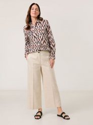 Gerry Weber Spodnie w kolorze beżowym rozmiar: 38. Brązowe spodnie materiałowe damskie Gerry Weber, bez wzorów, z materiału. Za 215.21 zł.