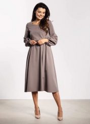 Elegancka sukienka rozkloszowana z długim rękawem taupe. Sukienki damskie Infinite You, bez wzorów, biznesowe, bez ramiączek. Za 309.00 zł.