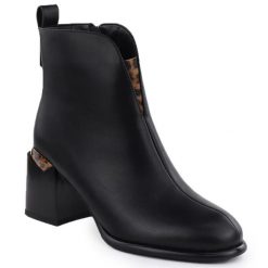 Skórzane botki na ozdobnym słupku czarne Vinceza 66811. Czarne botki damskie VINCEZA, ze skóry, eleganckie, bez obcasa, na słupku, bez zapięcia. Za 259.99 zł.
