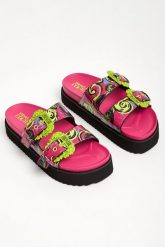 Klapki damskie na platformie VERSACE JEANS COUTURE. Klapki damskie Versace Jeans Couture, bez wzorów, z jeansu, bez obcasa, na platformie, bez zapięcia. W wyprzedaży za 687.20 zł.