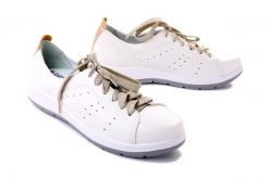 INBLU WG-26 white-platinum, półbuty damskie. Białe półbuty damskie Inblu, bez wzorów, bez obcasa, bez zapięcia. Za 54.95 zł.