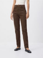 Jeansy mom fit slim z dłuższą nogawką - brązowy. Brązowe jeansy damskie Reserved. W wyprzedaży za 45.99 zł.