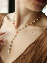 L'Atelier de Gaia Pozłacany naszyjnik z kryształami i perłą - dł. 42 cm rozmiar: onesize. Białe naszyjniki damskie L'Atelier de Gaia, z kryształem, pozłacane. Za 87.40 zł.