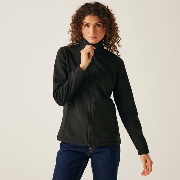Damska kurtka softshell Ablaze z nadrukiem. Niebieskie kurtki damskie Regatta, na jesień, bez wzorów, z materiału, bez kaptura. Za 135.99 zł.