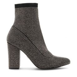 Botki Nine West. Czarne botki damskie Nine West, bez obcasa, na słupku, bez zapięcia. Za 299.99 zł.