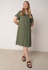 Ciemnozielona Wiskozowa Sukienka o Pudełkowym Kroju z Dekoltem V z Guzikami Berborin. Zielone sukienki damskie Born2be, bez wzorów, z jeansu, klasyczne, bez ramiączek. Za 79.99 zł.