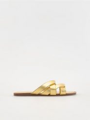 Skórzane klapki z metalicznym efektem - złoty. Żółte klapki damskie Reserved, bez wzorów, ze skóry, bez obcasa, bez zapięcia. W wyprzedaży za 69.99 zł.
