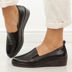 Czarne skórzane półbuty damskie Vinceza 39988. Czarne półbuty damskie VINCEZA, na jesień, w ażurowe wzory, z jeansu, z okrągłym noskiem, bez obcasa, na koturnie, bez zapięcia. Za 219.00 zł.