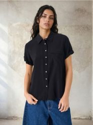 Wiskozowa koszula z ozdobnymi guzikami - czarny. Czarne koszule damskie Sinsay, l, bez wzorów, z wiskozy, bez kołnierzyka, bez ramiączek. Za 25.99 zł.