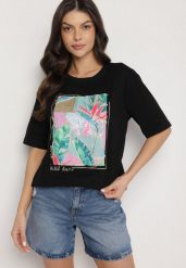 Czarny Bawełniany T-shirt z Ozdobnym Nadrukiem Delmari. Czarne t-shirty damskie Born2be, m, bez wzorów, z bawełny, bez kołnierzyka. Za 34.99 zł.