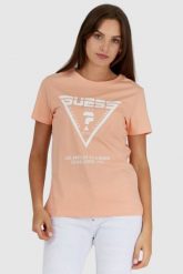 GUESS Brzoskwiniowy t-shirt damski z białym logo. Brązowe t-shirty damskie Guess, s, z aplikacjami, z bawełny, bez kołnierzyka. W wyprzedaży za 129.99 zł.