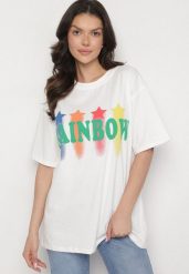Biały T-shirt Oversize z Kolorowym Napisem i Gwiazdkami Iloviela. Białe t-shirty damskie Born2be, l, z aplikacjami, z jeansu, bez kołnierzyka. Za 49.99 zł.
