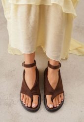 Brązowe Sandały w Stylu Japonek z Paskiem na Palec Imitacji Zamszu Arrierena. Brązowe sandały damskie Renee, bez wzorów, z satyny, bez obcasa, na płaskiej podeszwie, bez zapięcia. Za 99.99 zł.