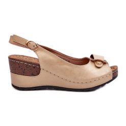 Damskie Lekkie Sandały Na Koturnie Comfort Shoes Beżowe Efravia beżowy. Brązowe sandały damskie bez wzorów, ze skóry, bez obcasa, na koturnie, bez zapięcia. Za 158.54 zł.