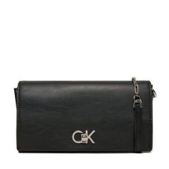 Torebka Calvin Klein. Czarne listonoszki damskie Calvin Klein, bez wzorów, bez dodatków. Za 319.99 zł.