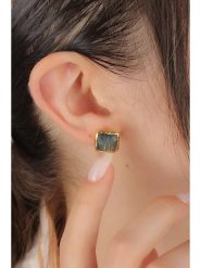 Pierres delicates Pozłacane kolczyki-wkrętki z labradorytami rozmiar: onesize. Żółte kolczyki damskie Pierres delicates, z labradorytem, pozłacane. Za 78.47 zł.