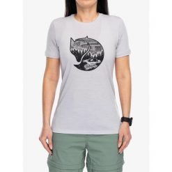 Koszulka z nadrukiem damska Fjallraven Abisko Wool Fox SS. Fioletowe bluzki damskie Fjällräven, bez wzorów, sportowe, bez kołnierzyka, bez ramiączek. Za 318.99 zł.