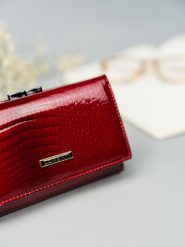 Skórzany portfel damski czerwony Lorenti 55020-RS-1176 RED. Czerwone portfele damskie LORENTI, bez wzorów, z lakierowanej skóry. Za 107.99 zł.